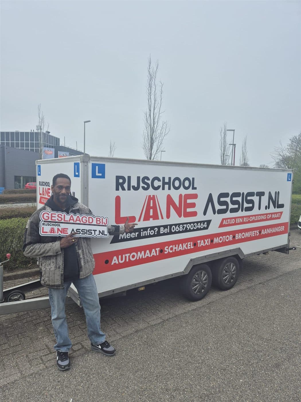 Instructeur en leerling van Rijschool Lane Assist onderweg