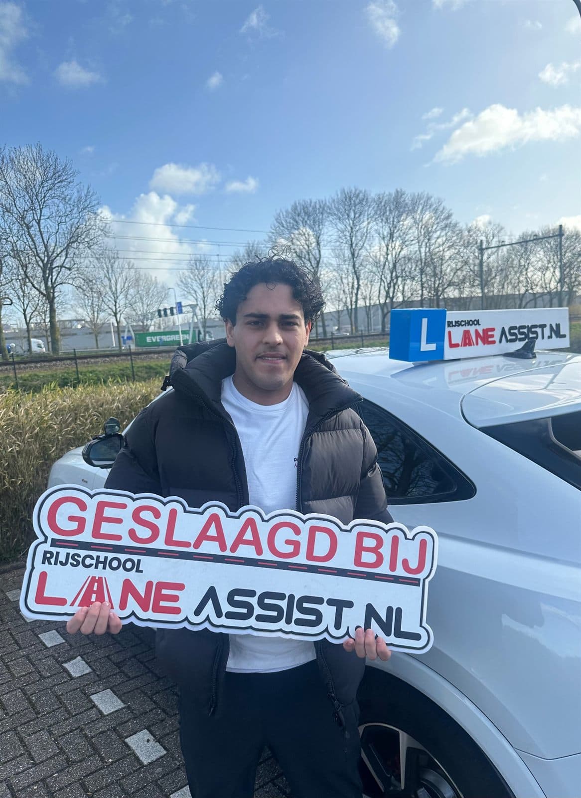 Geslaagde leerling van Rijschool Lane Assist bij de lesauto