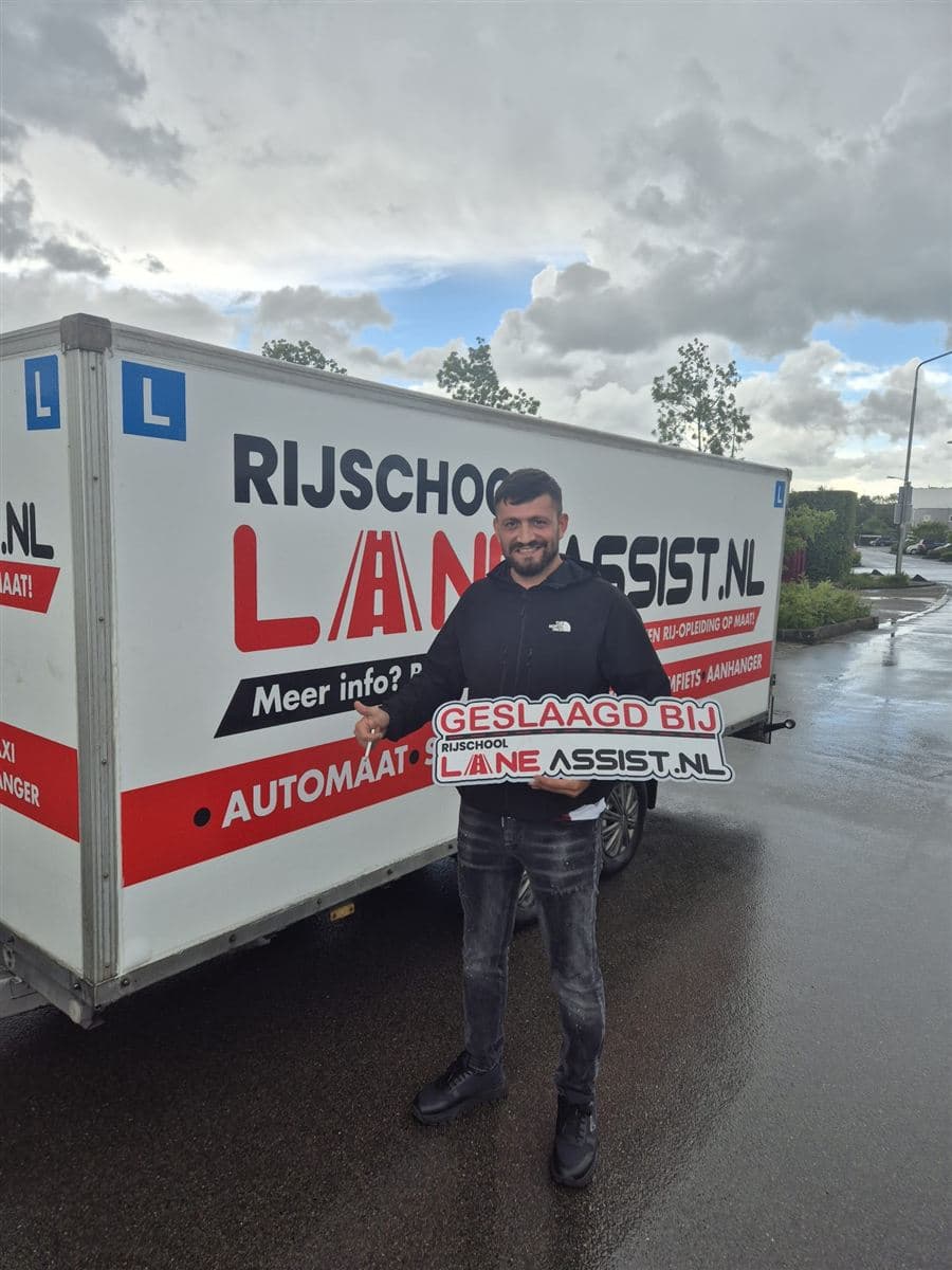 Geslaagde leerling bij de lesaanhanger van Lane Assist
