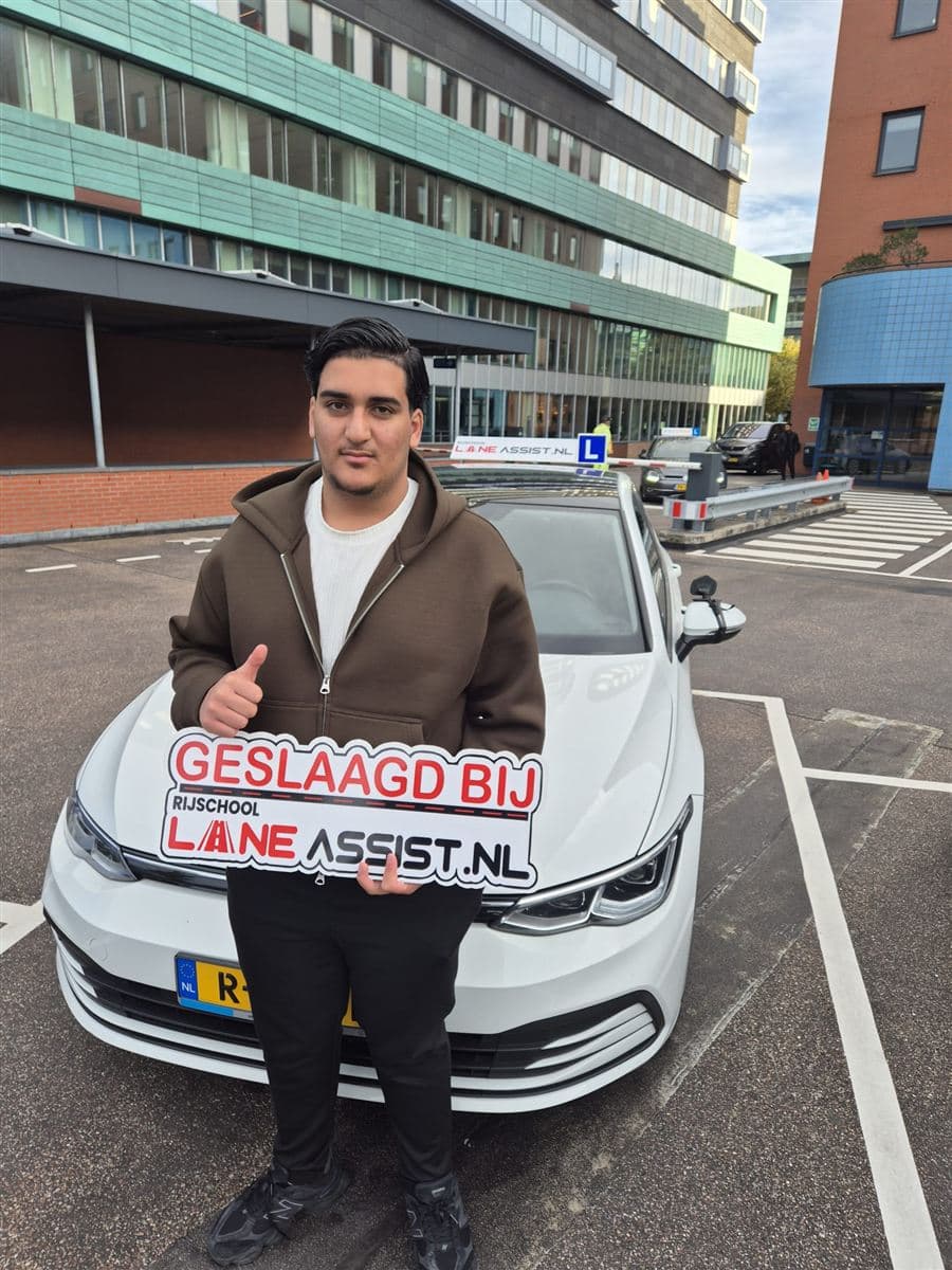Geslaagde leerling bij de lesauto