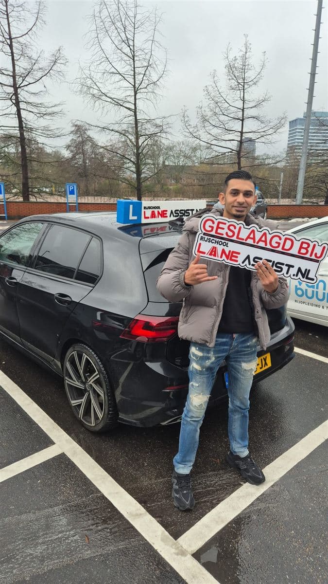 Geslaagde leerling bij de lesauto